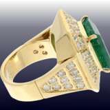 Ring: breiter, unikater und äußerst hochwertig gearbeiteter vintage Smaragd/Brillant Goldschmiedering, Smaragd ca. 9ct, Brillanten ca. 3ct - фото 2