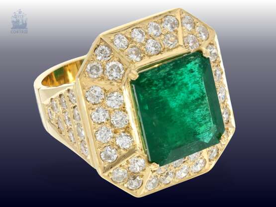 Ring: breiter, unikater und äußerst hochwertig gearbeiteter vintage Smaragd/Brillant Goldschmiedering, Smaragd ca. 9ct, Brillanten ca. 3ct - photo 3