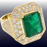 Ring: breiter, unikater und äußerst hochwertig gearbeiteter vintage Smaragd/Brillant Goldschmiedering, Smaragd ca. 9ct, Brillanten ca. 3ct - фото 3