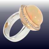 Ring: moderner und hochwertiger Goldschmiedering mit außergewöhnlich schönem Opal sowie feinem Brillantbesatz, neuwertig, NP ca. 5500€ - photo 3