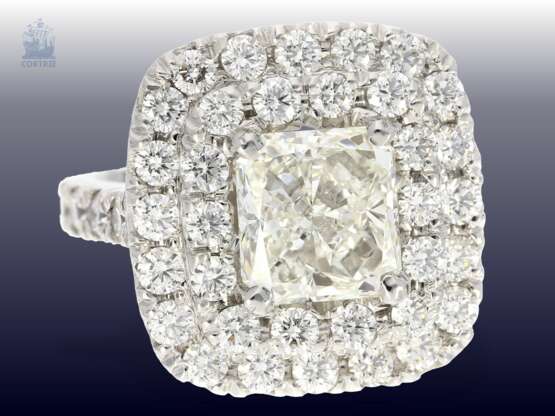 Ring: exklusiver, äußerst hochwertiger und sehr dekorativer Diamantring mit wertvollem Mittelstein von 3,01ct und aktueller DPL Expertise, insgesamt ca. 4,5ct Diamanten, Platin, NP ca. 50.000,-€ - фото 2