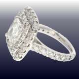 Ring: exklusiver, äußerst hochwertiger und sehr dekorativer Diamantring mit wertvollem Mittelstein von 3,01ct und aktueller DPL Expertise, insgesamt ca. 4,5ct Diamanten, Platin, NP ca. 50.000,-€ - фото 4