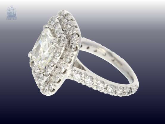 Ring: exklusiver, äußerst hochwertiger und sehr dekorativer Diamantring mit wertvollem Mittelstein von 3,01ct und aktueller DPL Expertise, insgesamt ca. 4,5ct Diamanten, Platin, NP ca. 50.000,-€ - фото 4
