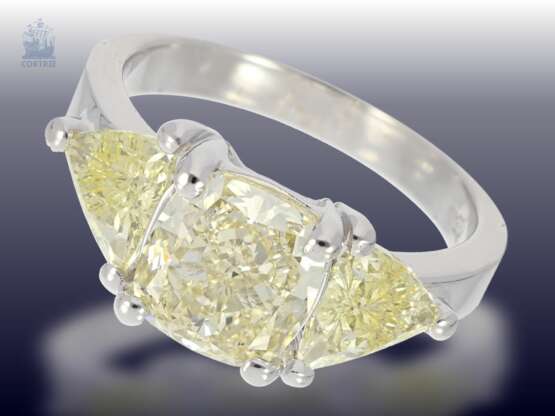 Ring: äußerst hochwertiger Fancy-Brillantring, hochwertiger Mittelstein von 3,05ct, insgesamt 4,22ct, aktuelle Expertisen DPL-Idar Oberstein - Foto 1