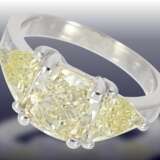 Ring: äußerst hochwertiger Fancy-Brillantring, hochwertiger Mittelstein von 3,05ct, insgesamt 4,22ct, aktuelle Expertisen DPL-Idar Oberstein - фото 1
