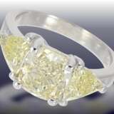 Ring: äußerst hochwertiger Fancy-Brillantring, hochwertiger Mittelstein von 3,05ct, insgesamt 4,22ct, aktuelle Expertisen DPL-Idar Oberstein - фото 2