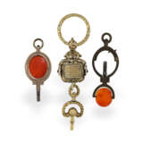 Uhrenschlüssel: 3 interessante und sehr seltene antike Uhrenschlüssel mit Karneolbesatz, ca. 1800 - photo 1