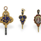 Uhrenschlüssel: 3 extrem rare goldene Emaille-Schlüssel, 18. Jh. - photo 1