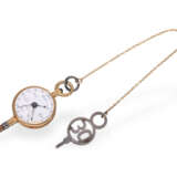 Uhrenschlüssel: bedeutender Tavernier-Schlüssel mit Kalender und Mondphase, ca. 1820 - Foto 2