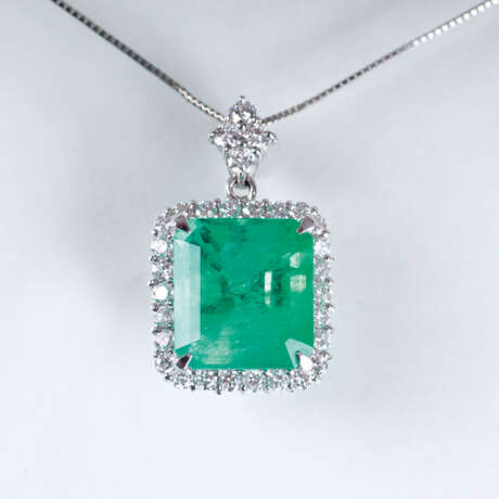 Außergewöhnlich hochwertiger Smaragd-Ring mit Diamant-Besatz - photo 1
