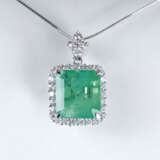 Außergewöhnlich hochwertiger Smaragd-Ring mit Diamant-Besatz - фото 1