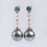 Paar feiner Tahiti-Perlen-Smaragd-Ohrhänger mit Brillanten - Foto 1