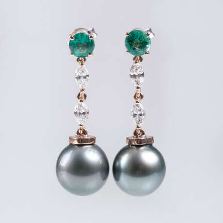 Paar feiner Tahiti-Perlen-Smaragd-Ohrhänger mit Brillanten - Foto 1