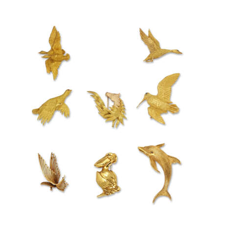 A GROUP OF EIGHT GOLD ANIMAL THEMED BROOCHES - photo 1