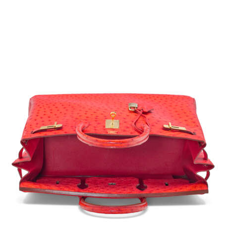 A ROUGE VIF OSTRICH BIRKIN 40 WITH GOLD HARDWARE - фото 4
