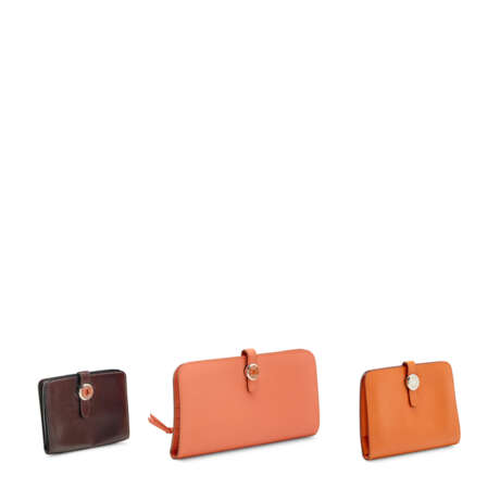 A SET OF THREE: A FLAMINGO EVERCOLOR LEATER DOGON VERSO WALLET WITH PALLADIUM HARDWARE, AN ORANGE TOGO LEATHER SMALL DOGON WALLET, AN ÉBÈNE EVERCALF LEATHER DOGON PM COIN PURSE - photo 2