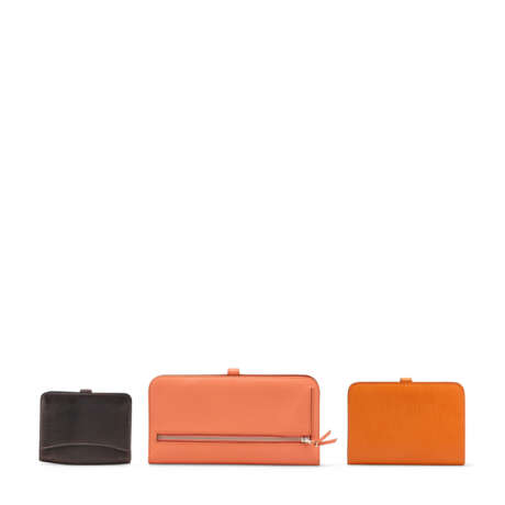 A SET OF THREE: A FLAMINGO EVERCOLOR LEATER DOGON VERSO WALLET WITH PALLADIUM HARDWARE, AN ORANGE TOGO LEATHER SMALL DOGON WALLET, AN ÉBÈNE EVERCALF LEATHER DOGON PM COIN PURSE - photo 3