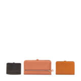 A SET OF THREE: A FLAMINGO EVERCOLOR LEATER DOGON VERSO WALLET WITH PALLADIUM HARDWARE, AN ORANGE TOGO LEATHER SMALL DOGON WALLET, AN ÉBÈNE EVERCALF LEATHER DOGON PM COIN PURSE - Foto 3