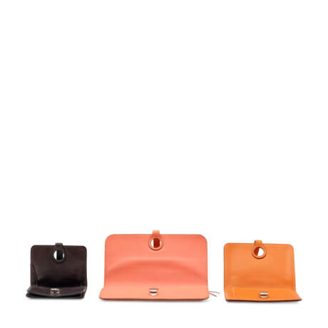 A SET OF THREE: A FLAMINGO EVERCOLOR LEATER DOGON VERSO WALLET WITH PALLADIUM HARDWARE, AN ORANGE TOGO LEATHER SMALL DOGON WALLET, AN ÉBÈNE EVERCALF LEATHER DOGON PM COIN PURSE - Foto 4