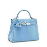 A LIMITED EDITION BLEU CELESTE & BLEU JEAN EPSOM LEATHER CANDY SELLIER KELLY 32 WITH SILVER HARDWARE - Foto 2
