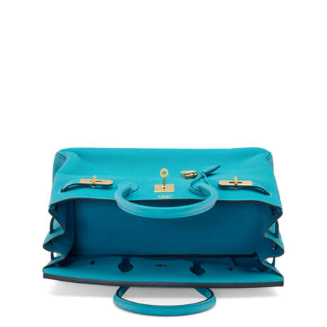 A TURQUOISE TOGO LEATHER BIRKIN 35 WITH GOLD HARDWARE - Foto 4