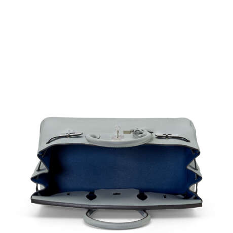 A LIMITED EDITION GRIS MOUETTE & BLEU AGATE TOGO LEATHER VERSO BIRKIN 35 WITH PALLADIUM HARDWARE - Foto 5