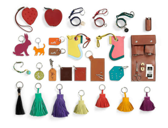 A GROUP OF TWENTY-SEVEN: ONE SEWING KIT, ONE SWISS ARMY KNIFE, TWO LARGE EPSOM LEATHER HORSEHEAD 'CAMAIL' KEY RINGS, SIX LEATHER 'CARMEN' KEY RINGS, THREE STUDDED KEY RINGS, TEN KEY RINGS, TWO COIN POUCHES, ONE BOOK MARK, & ONE CHARM - Foto 1