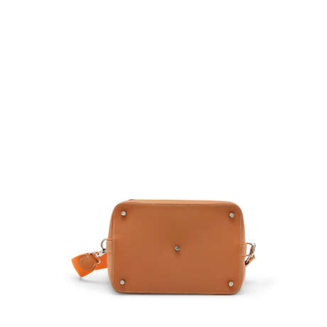 A LIMITED EDITION FAUVE & ORANGE SWIFT LEATHER ÉCLAT TOOLBOX 26 WITH PALLADIUM HARDWARE - Foto 5