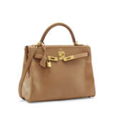 A BISCUIT SWIFT LEATHER RETOURNÉ KELLY 32 WITH GOLD HARDWARE - Foto 2