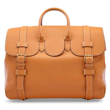 A GOLD CLÉMENCE LEATHER DRAG VOYAGE WITH GOLD HARDWARE - фото 1