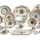 A GROUP OF A HUNDRED AND FIFTY SIX PORCELAIN SERVICE " LE JARDIN DE PYTHAGORE" - photo 2