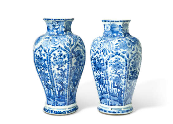 A PAIR OF CHINESE BLUE AND WHITE BALUSTER VASES - photo 2