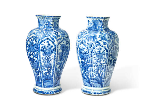 A PAIR OF CHINESE BLUE AND WHITE BALUSTER VASES - фото 3