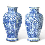 A PAIR OF CHINESE BLUE AND WHITE BALUSTER VASES - фото 3