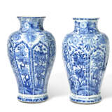 A PAIR OF CHINESE BLUE AND WHITE BALUSTER VASES - photo 4