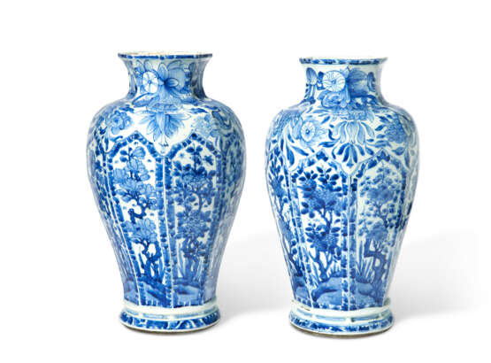 A PAIR OF CHINESE BLUE AND WHITE BALUSTER VASES - фото 4