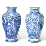 A PAIR OF CHINESE BLUE AND WHITE BALUSTER VASES - photo 5
