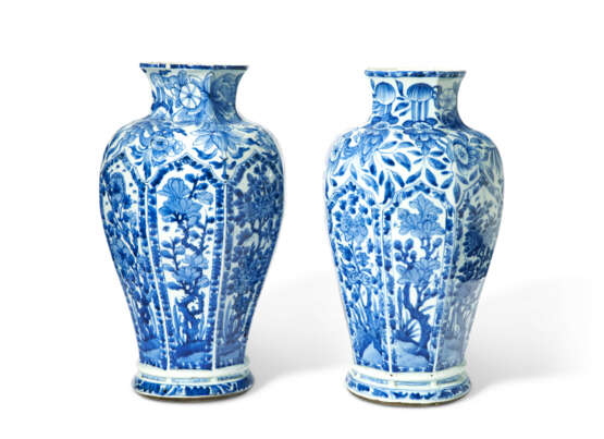 A PAIR OF CHINESE BLUE AND WHITE BALUSTER VASES - Foto 5