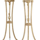 A PAIR OF GEORGE III WHITE-PAINTED AND PARCEL-GILT COMPOSITION TORCHERES - Foto 2
