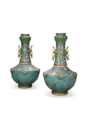 AN UNUSUAL PAIR OF LARGE CHINESE CHAMPLEV&#201; AND CLOISONN&#201; ENAMELED VASES - Foto 1