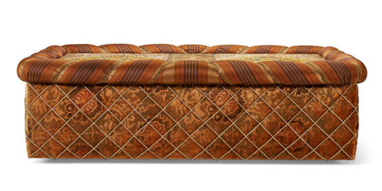 AN UPHOLSTERED OTTOMAN INCORPORATING KAITAG EMBROIDERY - Foto 8