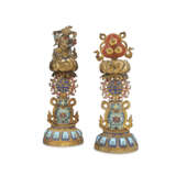 A PAIR OF CHINESE CLOISONN&#201; ENAMEL AND GILT-BRONZE BUDDHIST EMBLEMS - Foto 1