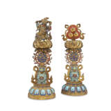 A PAIR OF CHINESE CLOISONN&#201; ENAMEL AND GILT-BRONZE BUDDHIST EMBLEMS - Foto 2