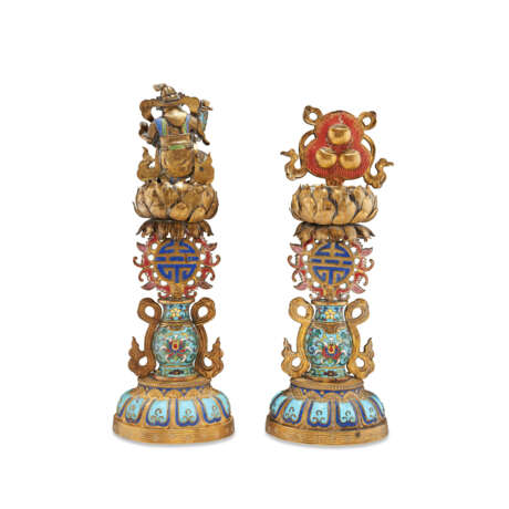 A PAIR OF CHINESE CLOISONN&#201; ENAMEL AND GILT-BRONZE BUDDHIST EMBLEMS - Foto 3