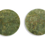 A PAIR OF CHINESE SPINACH-GREEN JADE CIRCULAR PLAQUES - Foto 2