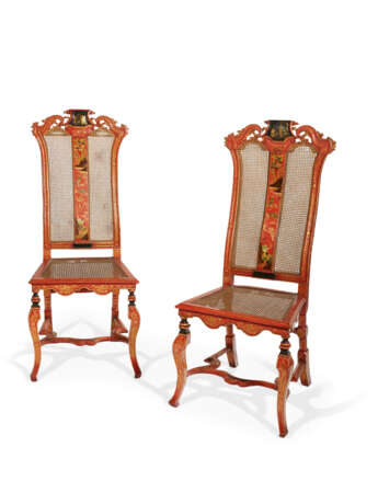 A PAIR OF QUEEN ANNE SCARLET AND GILT-JAPANNED SIDE CHAIRS - Foto 1