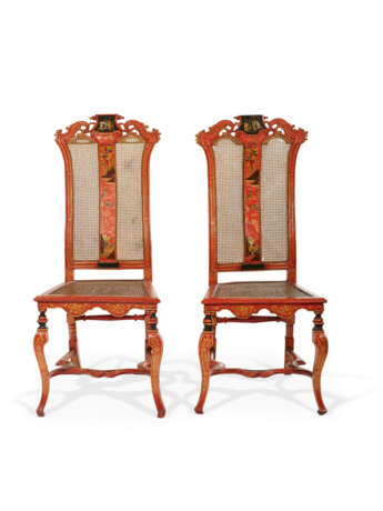 A PAIR OF QUEEN ANNE SCARLET AND GILT-JAPANNED SIDE CHAIRS - Foto 2