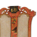 A PAIR OF QUEEN ANNE SCARLET AND GILT-JAPANNED SIDE CHAIRS - Foto 6