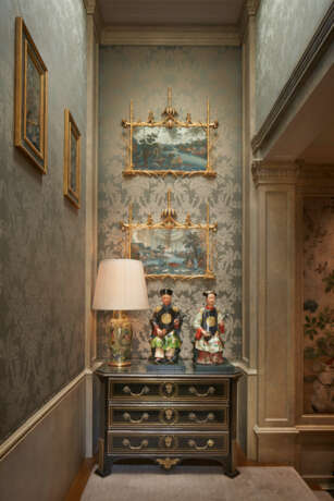 A PAIR OF CHINESE EXPORT REVERSE-PAINTED MIRRORS IN GEORGE III GILTWOOD FRAMES - photo 3