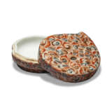 A RARE CHINESE ENAMELED IMITATION FOSSILIZED STONE PEACH-SHAPED BOX AND COVER - фото 1